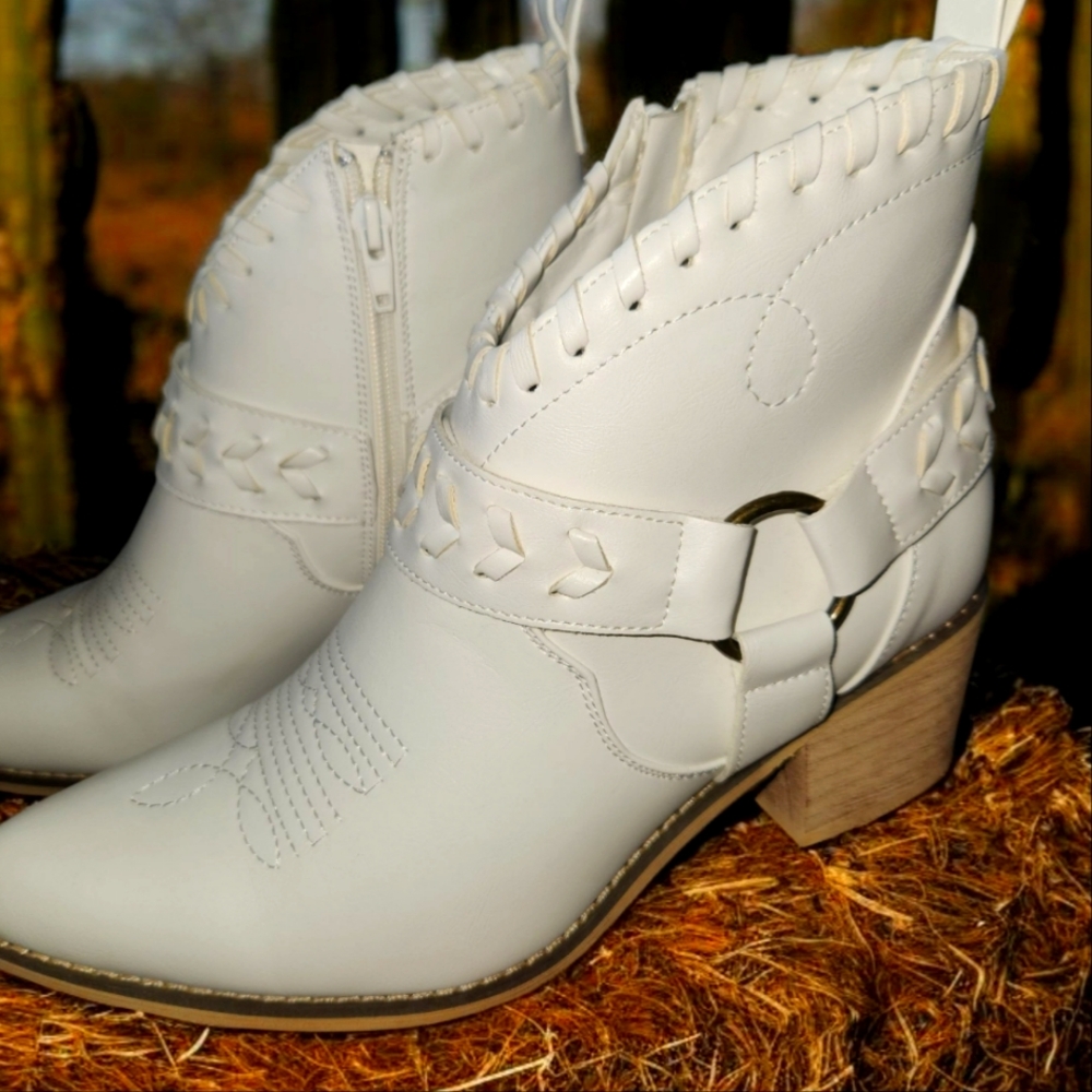 Altar’d State Reese White Western Women's Ankle Boots Size 8.5 Booties